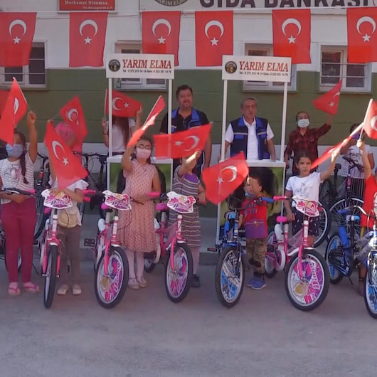 Bakan Soylunun gönderdiği bisikletler çocukların yüzünü güldürdü