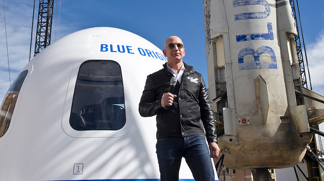 Uçuşta Bezos’a dünyanın en yaşlı ve en geç astronotları eşlik edecek.

​