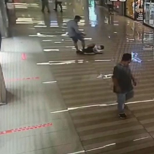 Yürüyen merdivende kendisine çarpan 10 yaşındaki çocuğu yerde tekmeledi