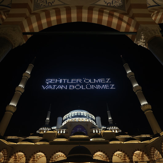 Darbeye direnişin 5. yılında camilerden sela sesleri yükseldi
