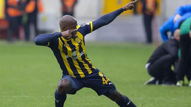 Süper Lig kariyerinde çıktığı 75 maçta 12 gol kaydetti.