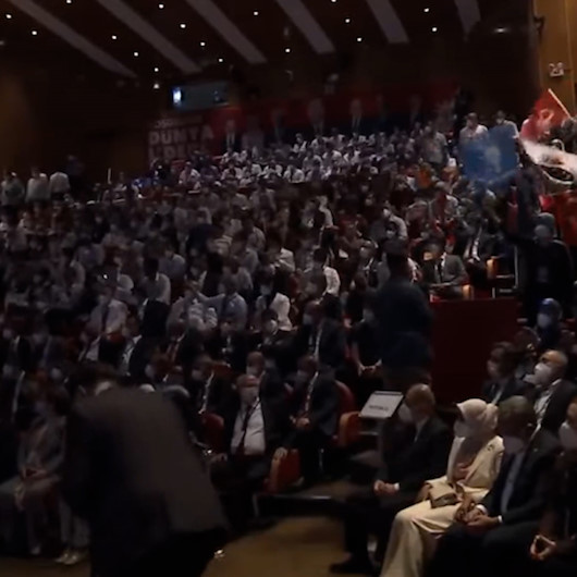 AK Partililer salonu İbrahim Erkal şarkısıyla inletti