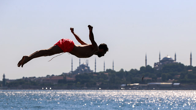 İstanbul'da güzel havayı değerlendiren bazı vatandaşlar, Salacak sahilinde denize girdi.