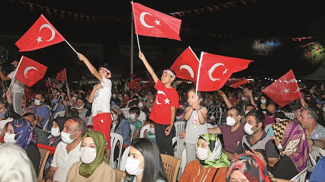 Akşam saatlerinde ellerinde Türk bayraklarıyla binlerce Sincanlı Lale Meydanı’ndaki tören alanına akın etti.