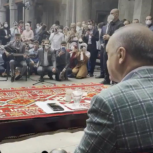 Erzurumlu gençler Cumhurbaşkanı Erdoğana Elfida şarkısını söyledi