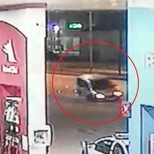 Bursada hafif ticari araç akaryakıt istasyonuna daldı