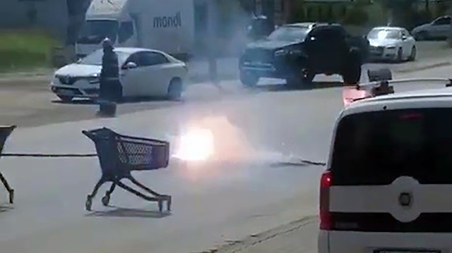 Sakarya'da yolun ortasına düşen elektrik kablosu kıvılcımlar saçtı