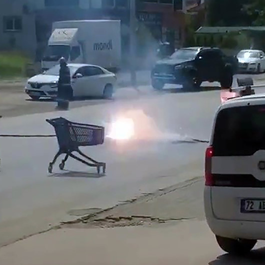 Sakaryada yolun ortasına düşen elektrik kablosu kıvılcımlar saçtı