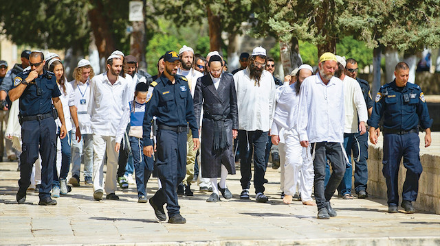 İsrail polisiyle Fas Kapısı’ndan Harem-i Şerif’e giren fanatik Yahudiler, avluda ayin yaptı