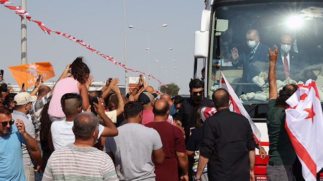 KKTC’de vatandaşlardan Cumhurbaşkanı Erdoğan’a sevgi gösterisi