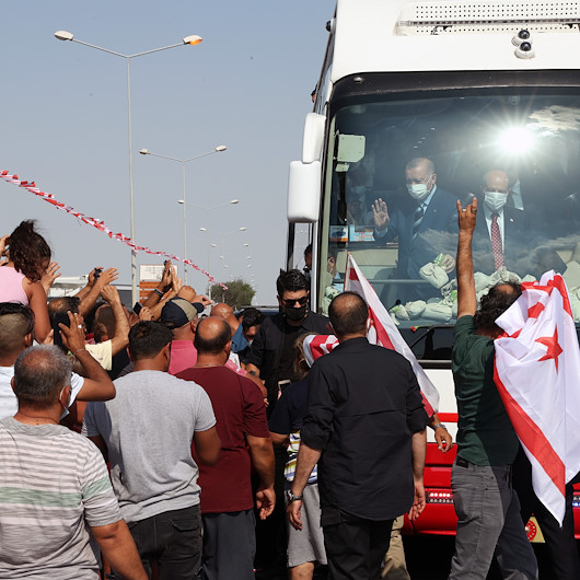 KKTC’de vatandaşlardan Cumhurbaşkanı Erdoğan’a sevgi gösterisi