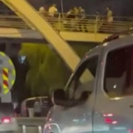 İzmirde bıçaklı kaldırım taşlı omuz atma kavgası