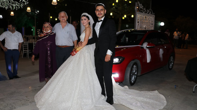 Böyle düğün hediyesi görülmedi: Gelinin dedesinden genç çifte 300 bin liralık sıfır otomobil