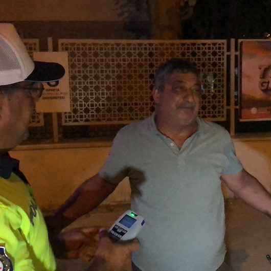 Ispartada polisin alkollü sürücüyle imtihanı: Sizin makineniz bozuk
