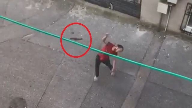 Bursa'da madde bağımlısı adam 3. kata balta fırlatıp satırla tehdit etti