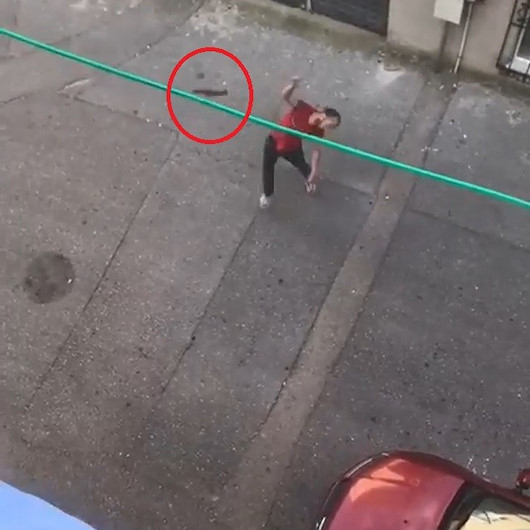 Bursada madde bağımlısı adam 3. kata balta fırlatıp satırla tehdit etti