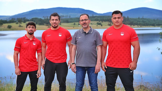 Gençlik ve Spor Bakanı Mehmet Muharrem Kasapoğlu, milli güreşçileri ziyaret etti