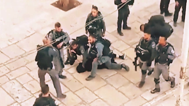 İşgalci İsrail polisinin Mescid-i Aksa’da Filistinli kadına saldırdığı görüntüler büyük tepki çekti.