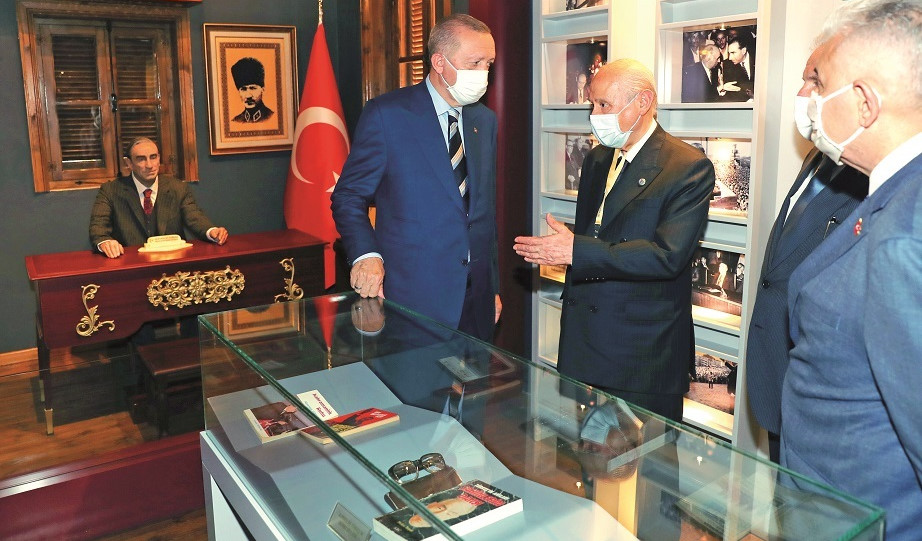 Cumhurbaşkanı Erdoğan, Lefkoşa’da, MHP Genel Başkanı Devlet Bahçeli ile birlikte MHP’nin Kurucu Genel Başkanı merhum Alparslan Türkeş’in doğduğu müze evi ziyaret etti.