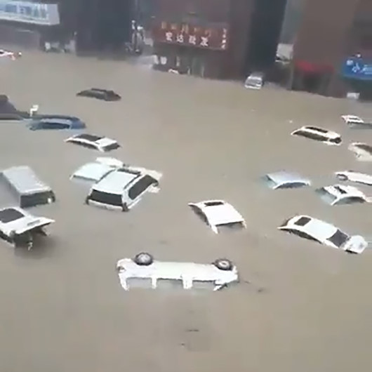 Çinde sel felaketi: Otomobiller sular altında kaldı