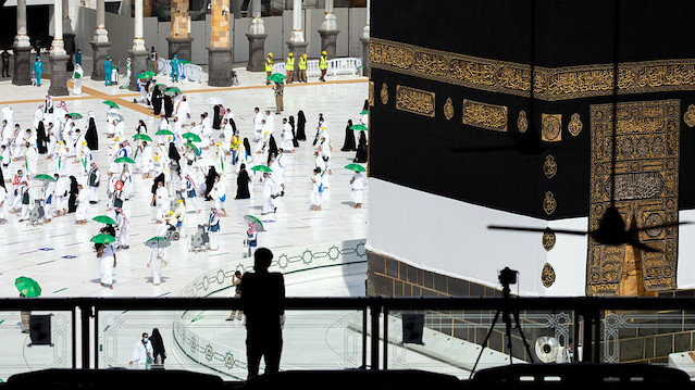 Kutsal topraklardaki hacı adayları Kabe'yi tavaf etti