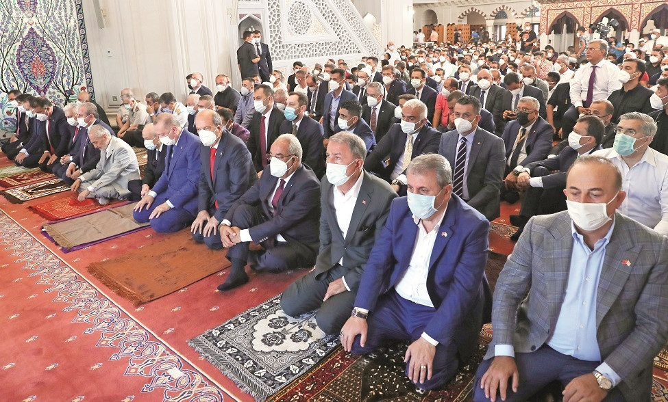 Cumhurbaşkanı Erdoğan, MHP Lideri Devlet Bahçeli, BBP Lideri Mustafa Destici, DSP Lideri Önder Aksakal ve Saadet Partisi Yüksek İstişare Kurulu Başkanı Oğuzhan Asiltürk bayram namazlarını Hala Sultan Camisi’nde kıldı.