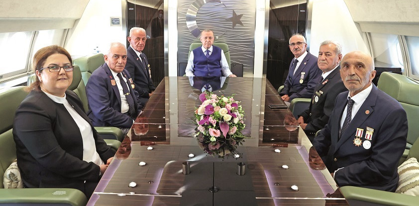 Cumhurbaşkanı Erdoğan, temaslarının ardından uçağıyla yurda dönerken KKTC’deki programlara katılan Kıbrıs gazileri ile uçakta bir araya gelerek sohbet etti.