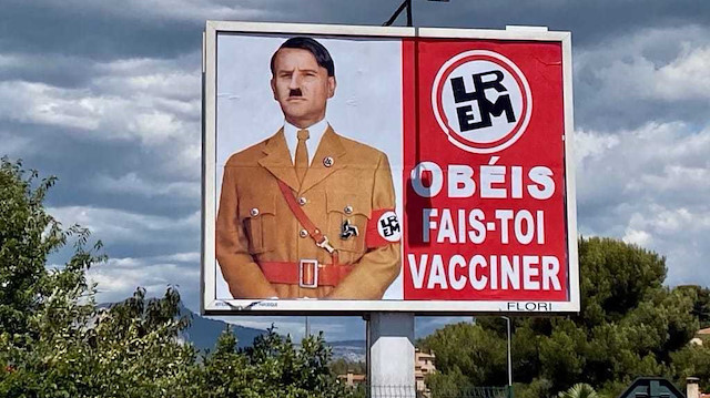 Fransa Cumhurbaşkanı Emmanuel Macron'un Hitler'e benzetildiği afiş.