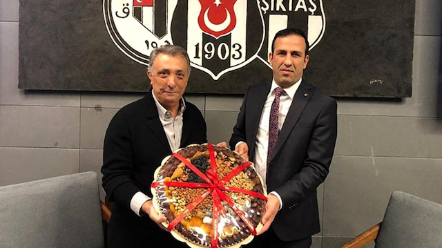 Yeni Malatyaspor Başkanı Adil Gevrek, Malatya’dan getirdiği yöresel lezzetlerden oluşan hediyeyi Beşiktaş Başkanı Ahmet Nur Çebi’ye takdim etmişti.