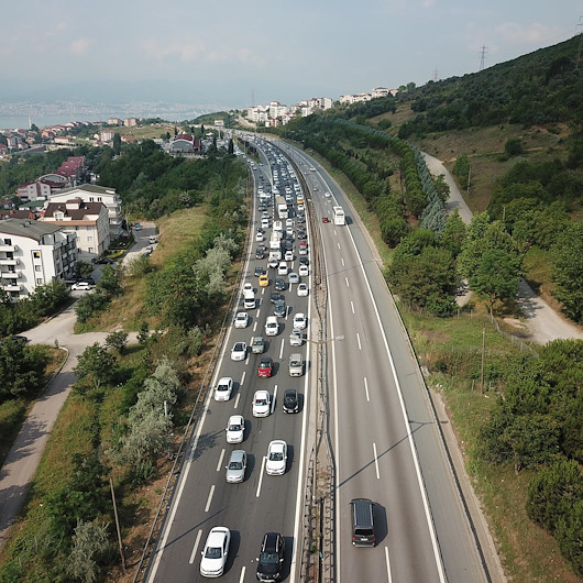 Bayram göçü sürüyor: TEMde 10 kilometrelik araç kuyruğu oluştu