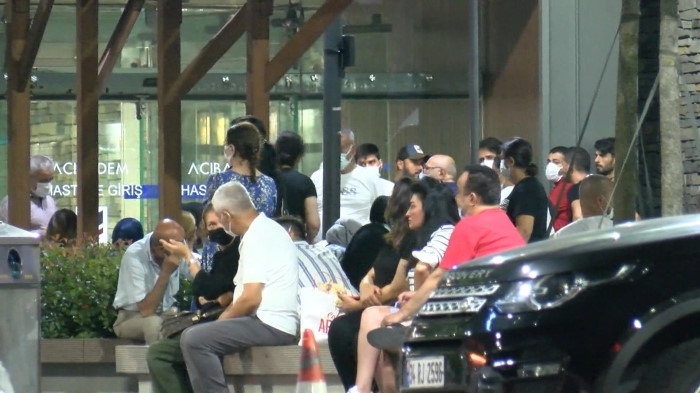 Birçok ünlü isim de vefat haberini alır almaz hastaneye geldi.