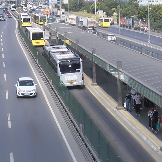 Metrobüs yolunda şaşırtan görüntü: Aşırı sıcaktan asfalt eridi