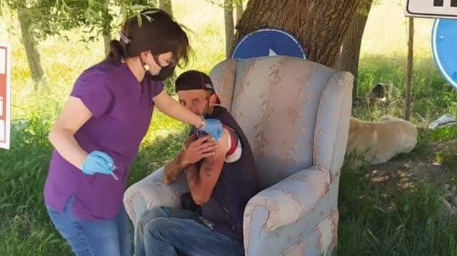 37 kişinin yaşadığı İncik köyünde Ahmet Yılmaz’a sağlık ekiplerince aşı yapıldı. 