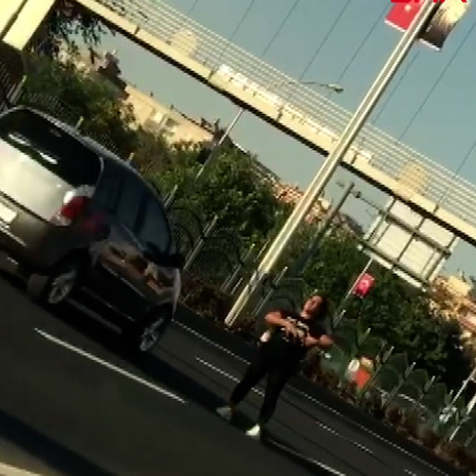 Diyarbakırda yol ortasında dans eden kadın sürücülere zor anlar yaşattı