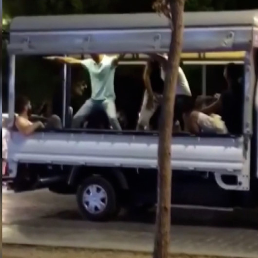 Kamyonet kasasında dans eden gençlerin tehlikeli yolculuğu kamerada