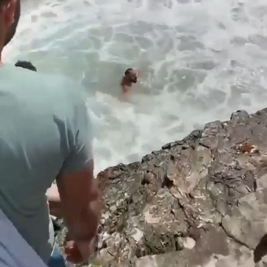 Kocaelide dalgalara kapılan vatandaşı kurtarmak için zamanla yarıştırlar