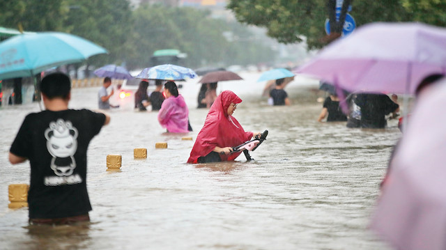 Çin'de son 60 yılın en fazla yağışı hayatı felç etti.