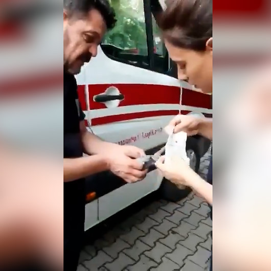 Bakan Koca paylaştı: Sağlık ekibi ayağı kırılan kuşa pansuman yaptı