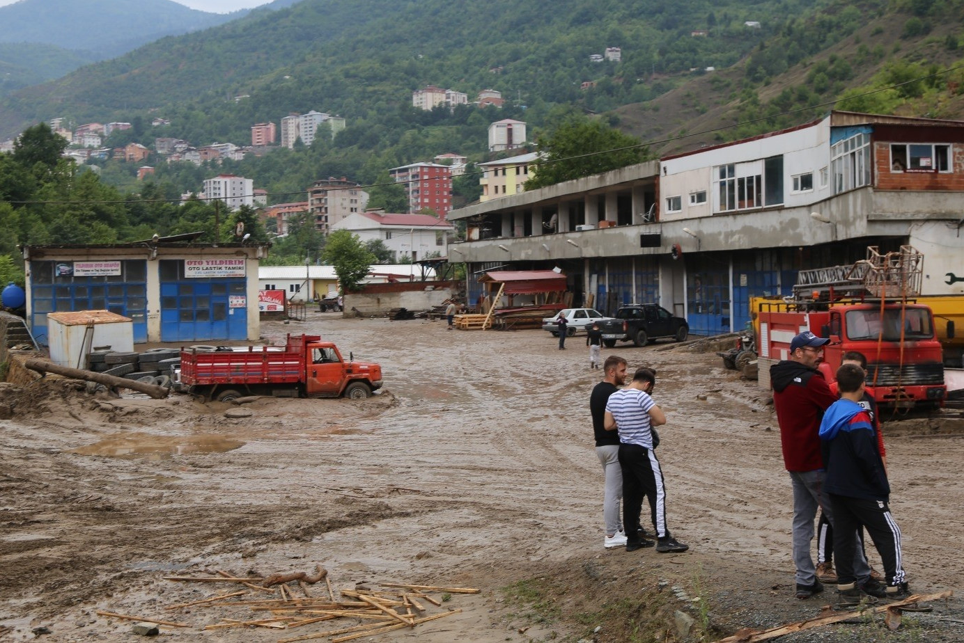 Murgul Deresi’nin taşması sonucu sanayi sitesinde bulunan 14 iş yerine su basarken, iki köprü yıkıldı.