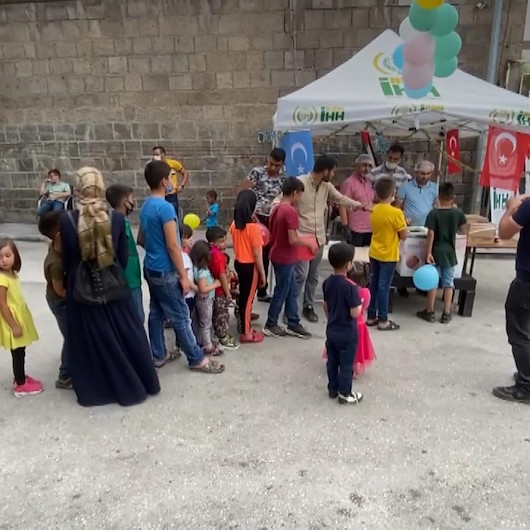 İHH Niğdede çocuklara dondurma dağıttı