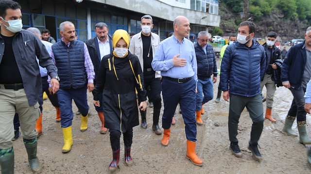 İçişleri Bakanı Süleyman Soylu, ilçede incelemelerde bulunarak selden zarar gören esnaflara “Geçmiş olsun” dileklerini iletti.