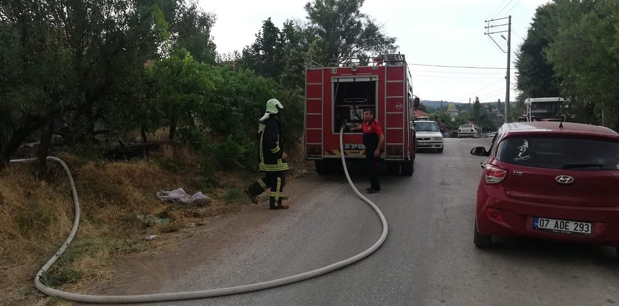 İhbar üzerine itfaiye 1 dakikada yangın yerine ulaştı.