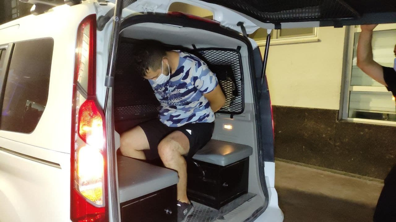 Saklandığı aparttan çıkarken kıskıvrak yakalanan zanlının, polis otosuna bindirilirken ki sözleri “Çok iyiyim” oldu.