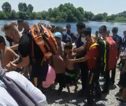 ölgeye sağlık ekipleri, jandarma ve dalgıçlar sevk edilirken, çocuklar çevredeki vatandaşların da yardımıyla babalarını kıyıya getirdi.