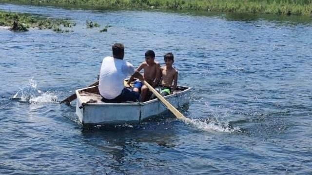boğulma tehlikesi geçiren adamı iki oğlu suya atlayarak kurtardı.

​