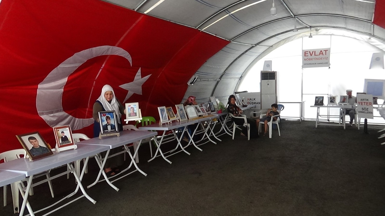 Ailelerin HDP Diyarbakır il binası önündeki evlat nöbeti 691’inci gününde de ilk günkü kararlılıkla devam ediyor.