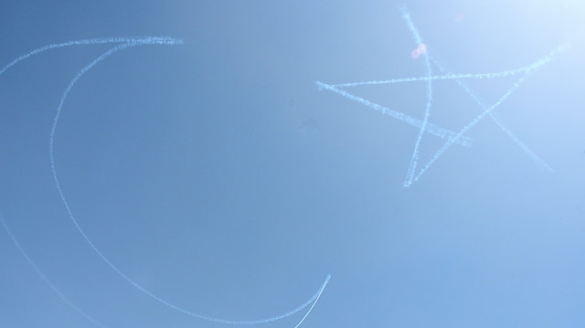 Türk Yıldızları'ndan Kıbrıs semalarında nefes kesen gösteri