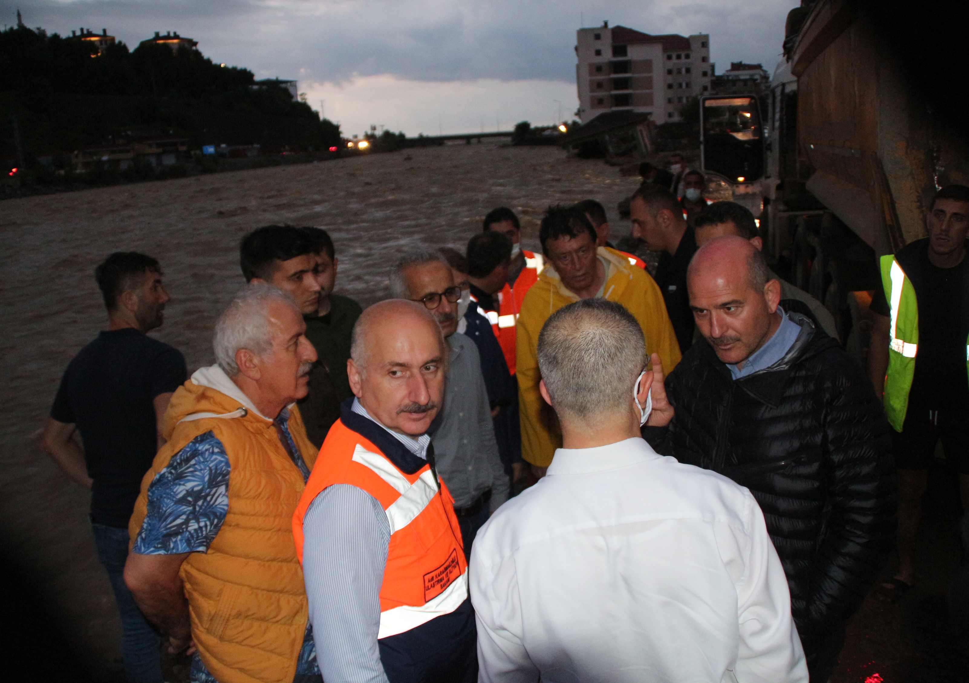İçişleri Bakanı Süleyman Soylu ve Ulaştırma ve Altyapı Bakanı Adil Karaismailoğlu selden etkilenen bölgelerdeki vatandaşlara geçmiş olsun dileklerini ilettiler.