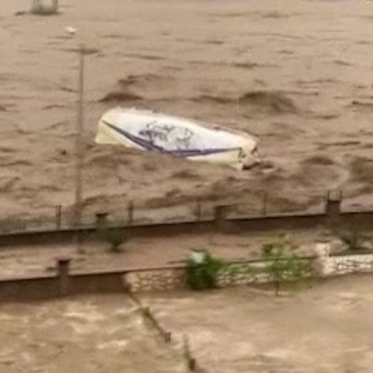 Artvinde sel suları beton mikserini böyle sürükledi