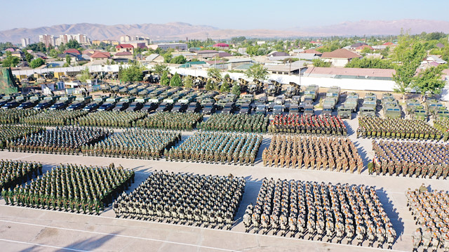 Tacikistan'da 230 bin askerin katılımıyla tatbikat düzenlendi.